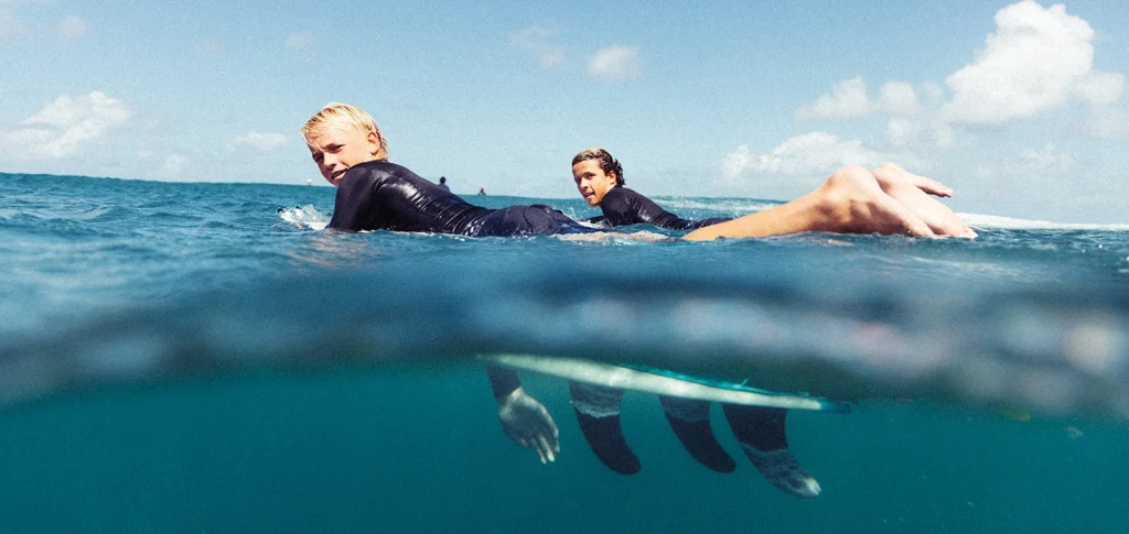 Apprendre le surf aux enfants