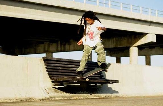 Element signe Nyjah Huston agé de 7 ans.
