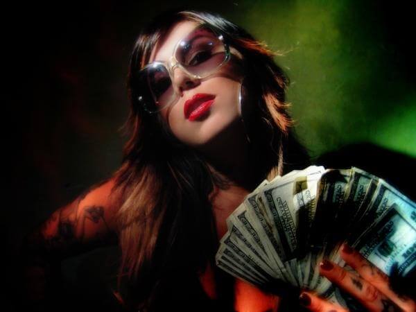 Kat Von D tatoue le monde avec la monture Dharma.