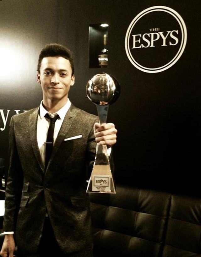Nyjah remporte le ESPY Award d'ESPN du Meilleur Athlète Masculin d'action sport.