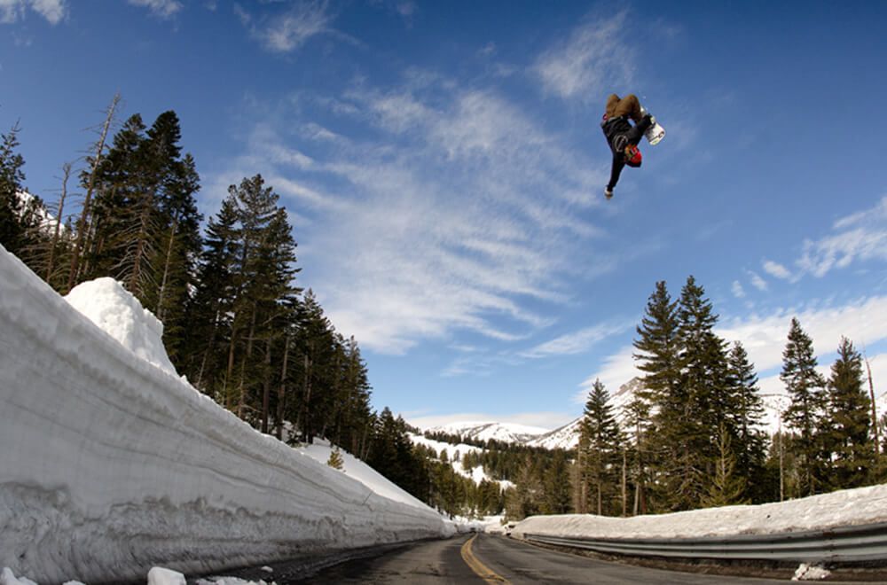Halldor Helgason remporte les titres de Snowboardeur de l'Année et de Video Part de l'Année.