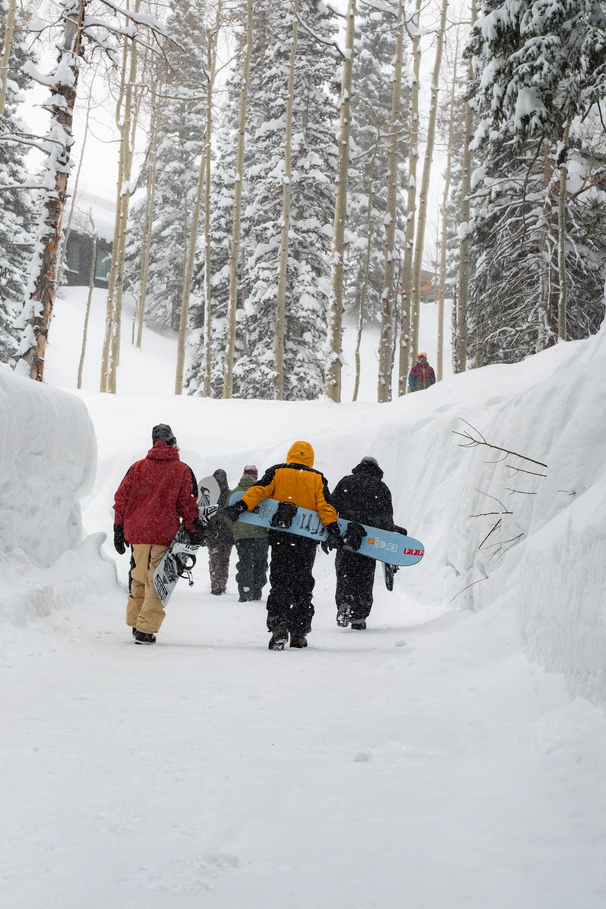 Snowboardeurs marchent vers la station